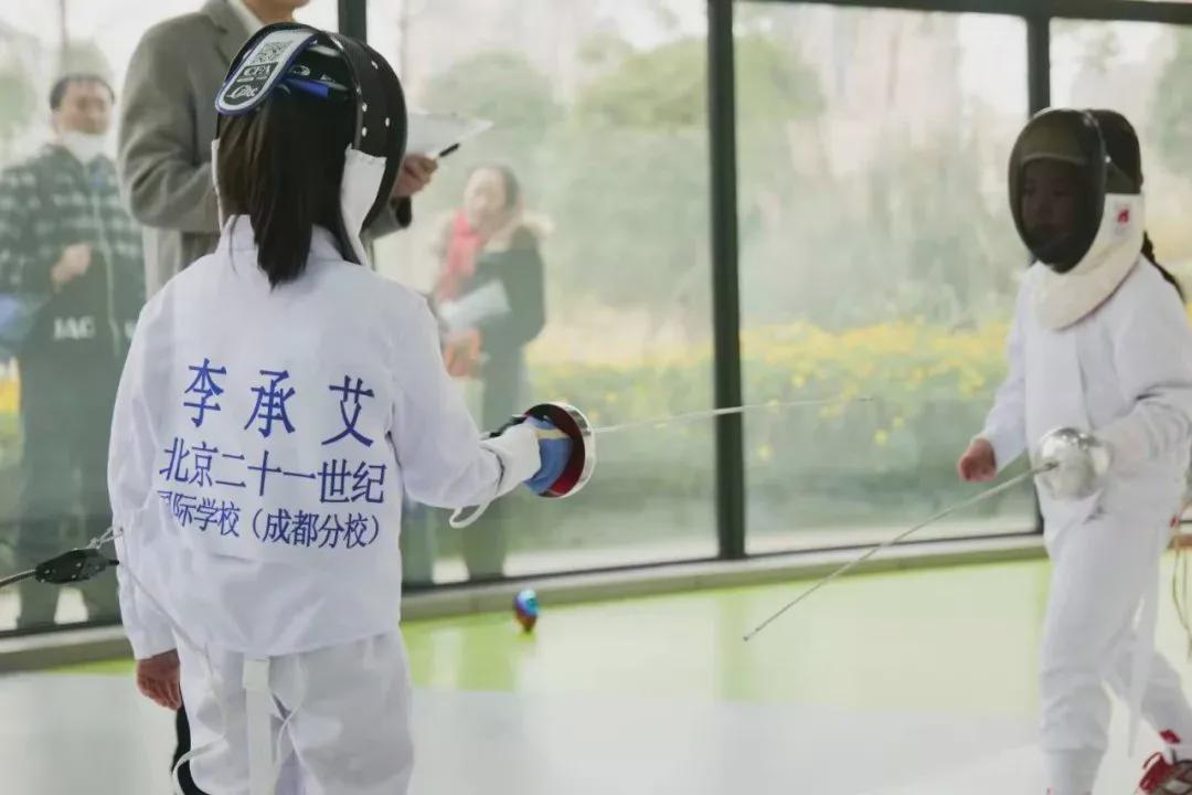 拿奖到手软的学生,拿奖状拿到手软