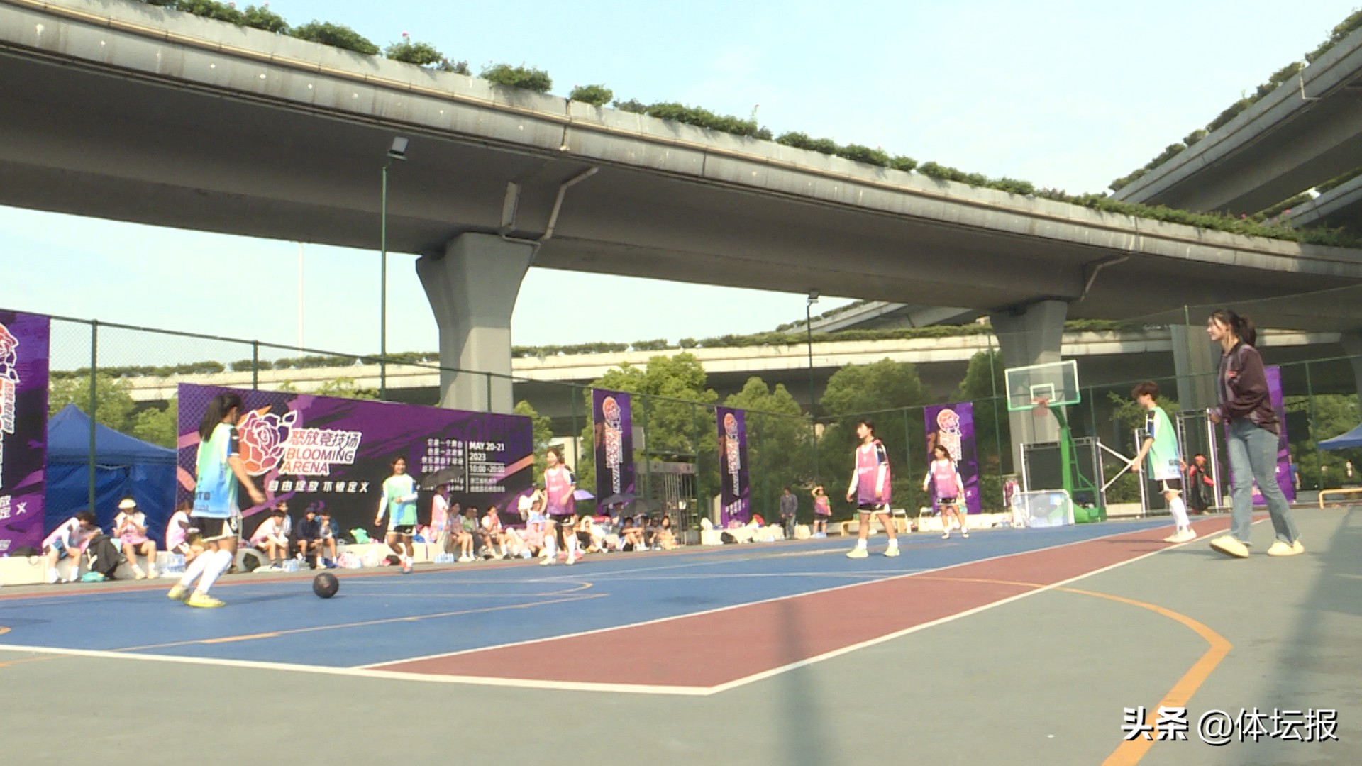 篮球场上踢足球？首届“怒放竞技场”街头女足赛在杭举行
