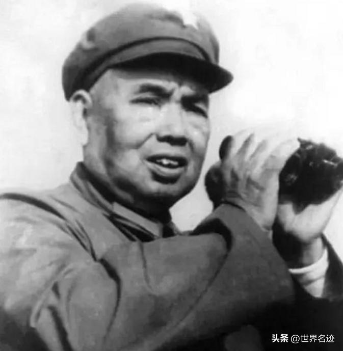 1980年*国锋华**视察南京军区，*世友许**称病不见，*国锋华**亲自登门拜访