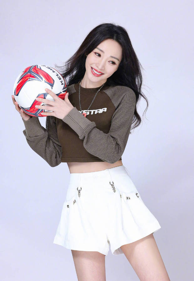 柳岩真是秒变回18岁少女,柳岩变身击剑选手