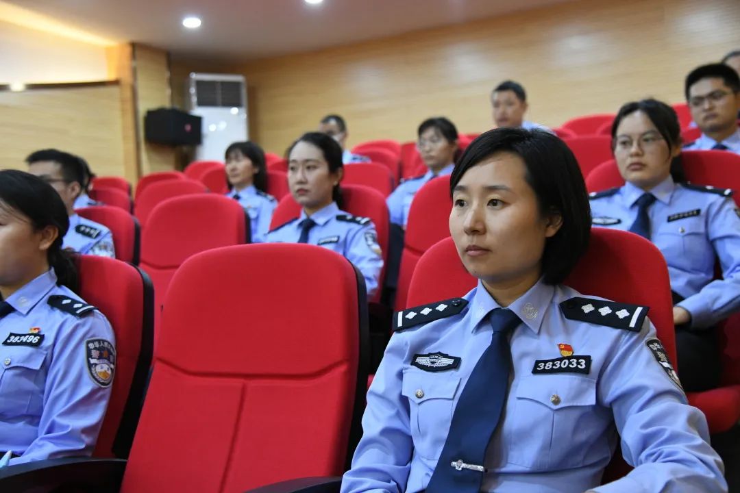 一路书香一生阳光朗诵节目串词,每周一次的读书分享会