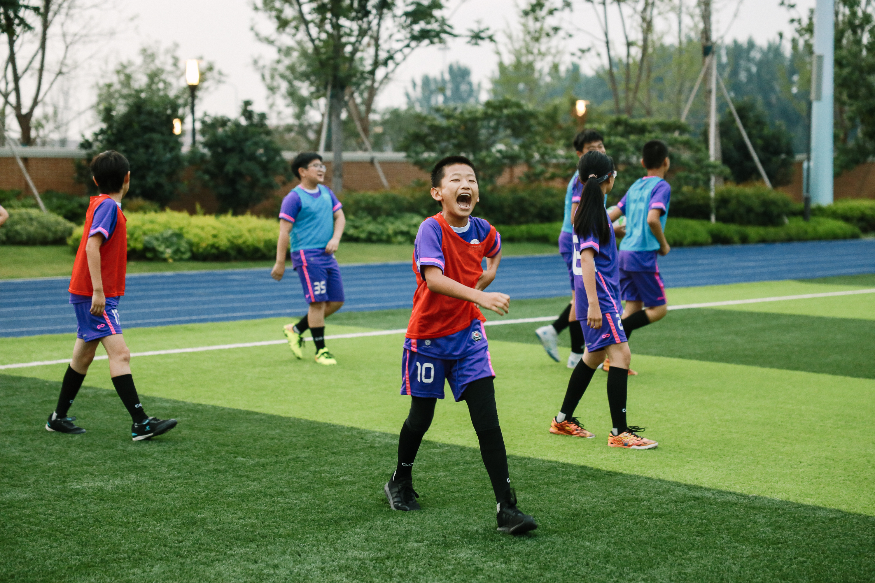 刚入足球队,刚入门踢球