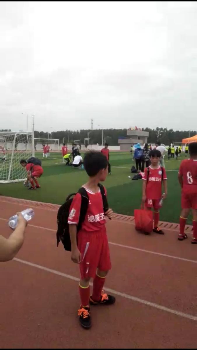 儿子的足球鞋穿了一年,妈妈给小儿子买足球鞋视频