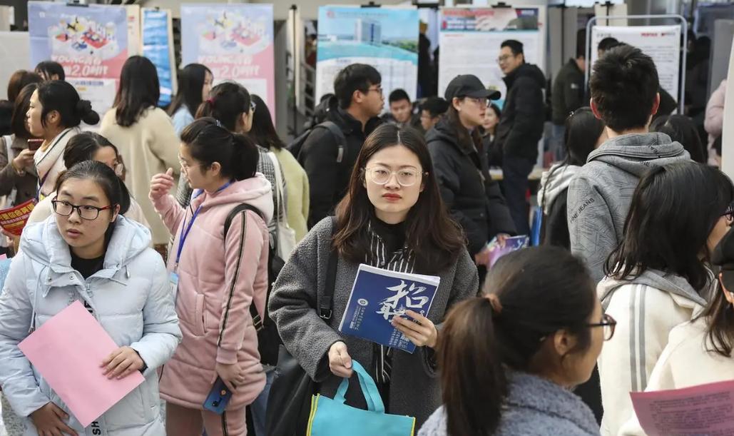 复旦教授：年轻人热衷于躺平的根本原因是，没人想做拉磨的驴