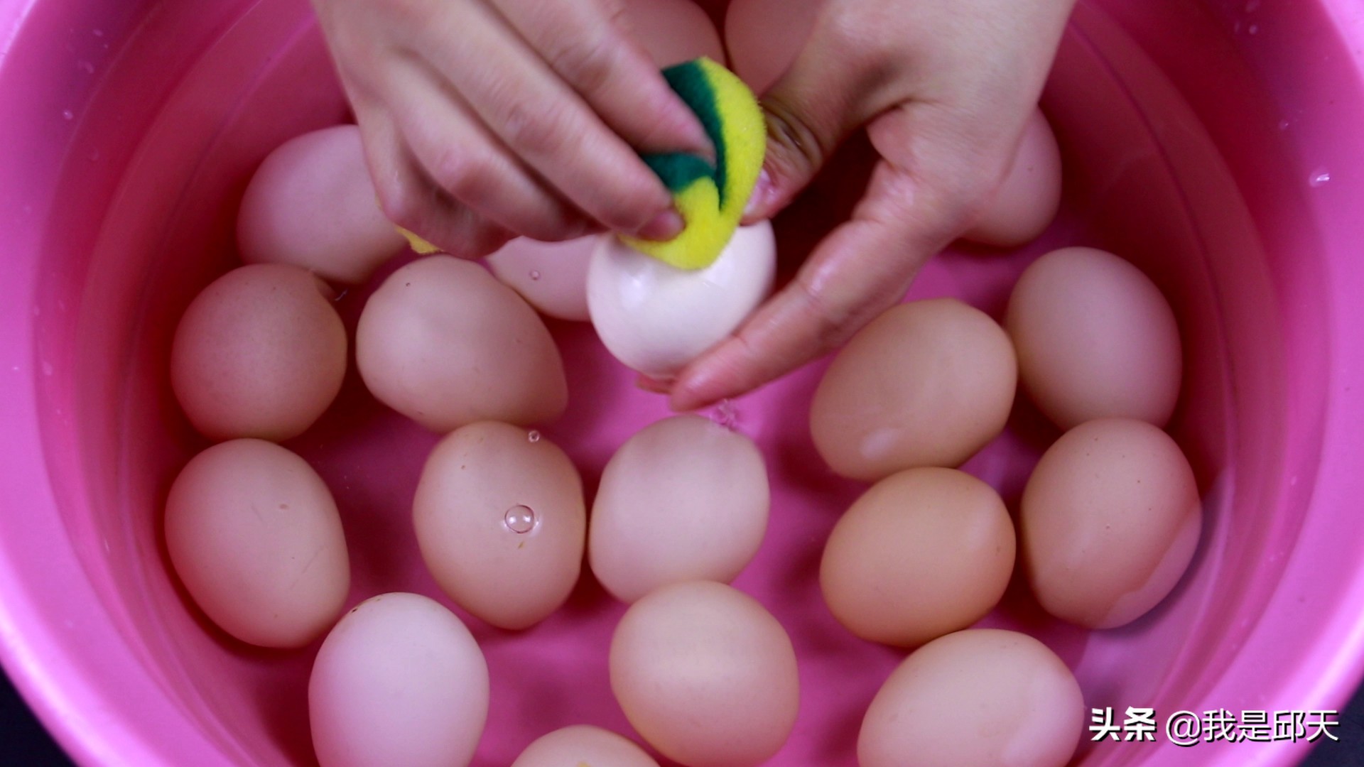 腌的咸鸡蛋已经散黄了还能吃吗,腌的咸鸡蛋水上起霉点还能吃吗