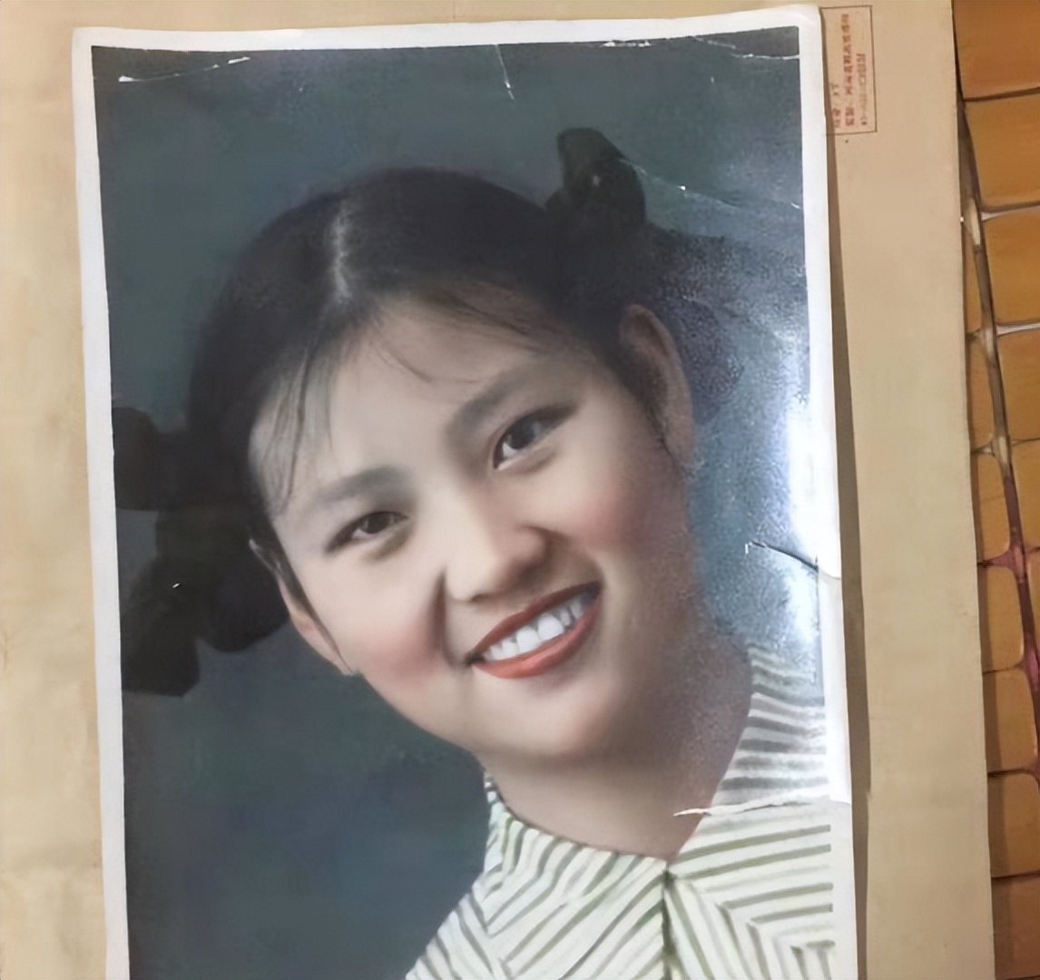 她23岁为国牺牲，初恋为其守墓一生未婚，弟弟苦寻64年在墓地痛哭