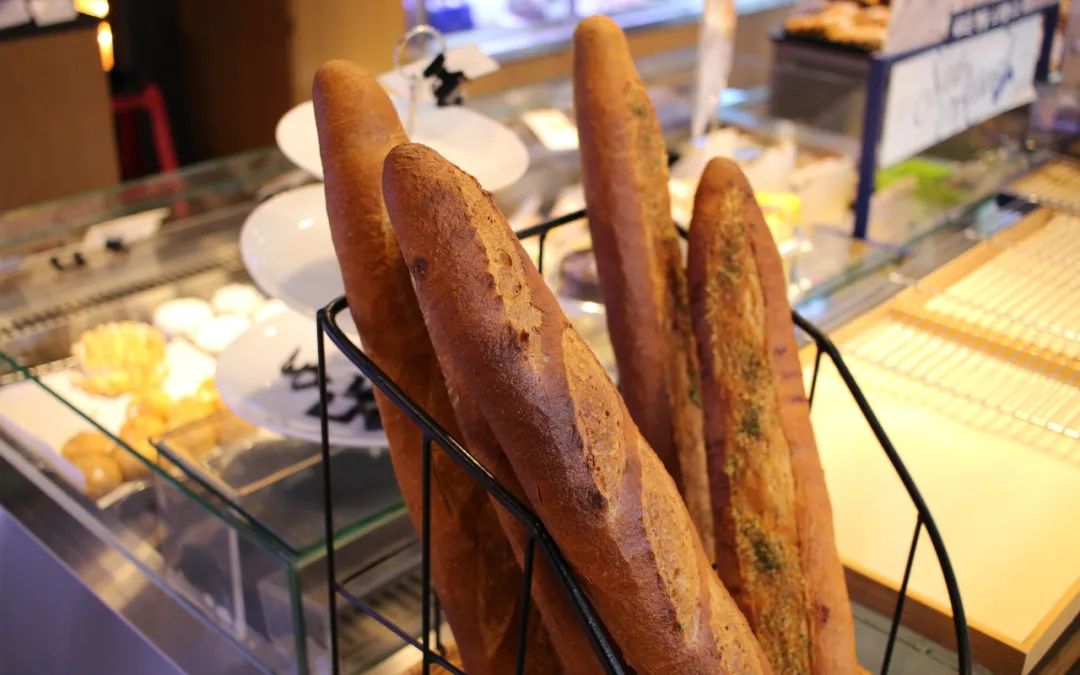 超市面包硬了,超市里的面包为什么特别软