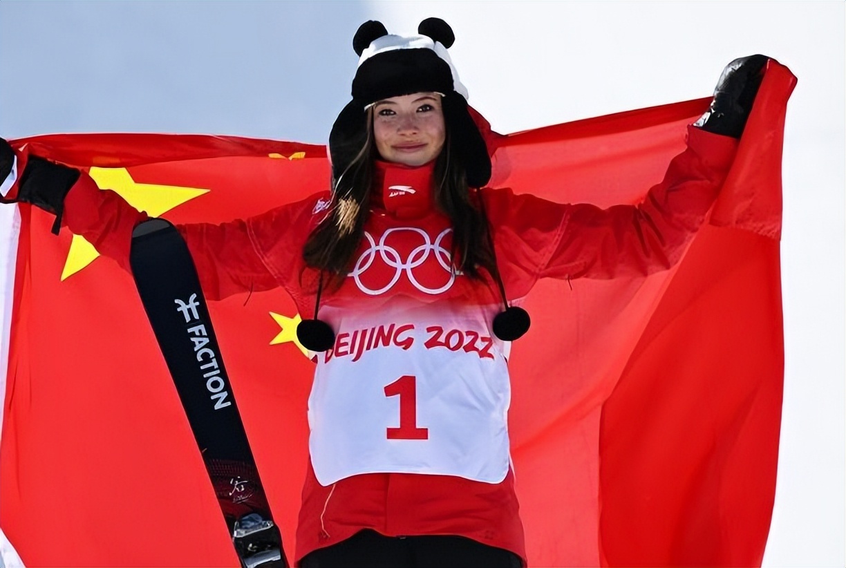 谷爱凌夺冠披国旗照片,谷爱凌登上颁奖台