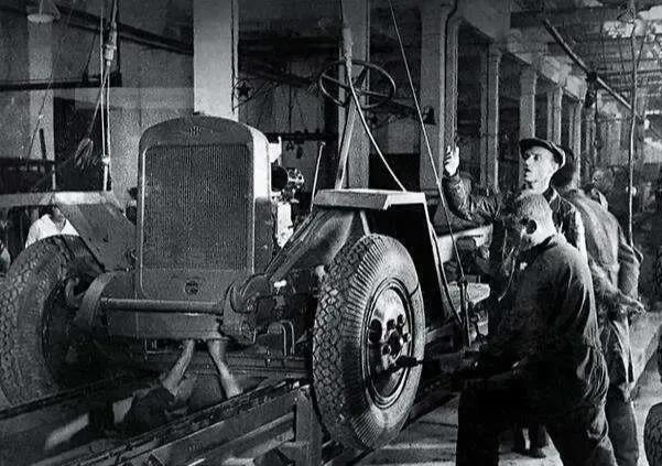 蒋经国年轻时候,蒋经国在苏联几年