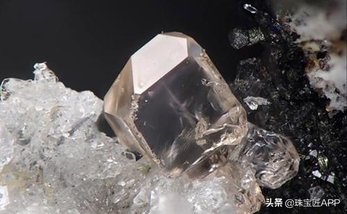 亮度火彩堪比钻石,被名字耽误了的“背锅美人儿”:天然锆石
