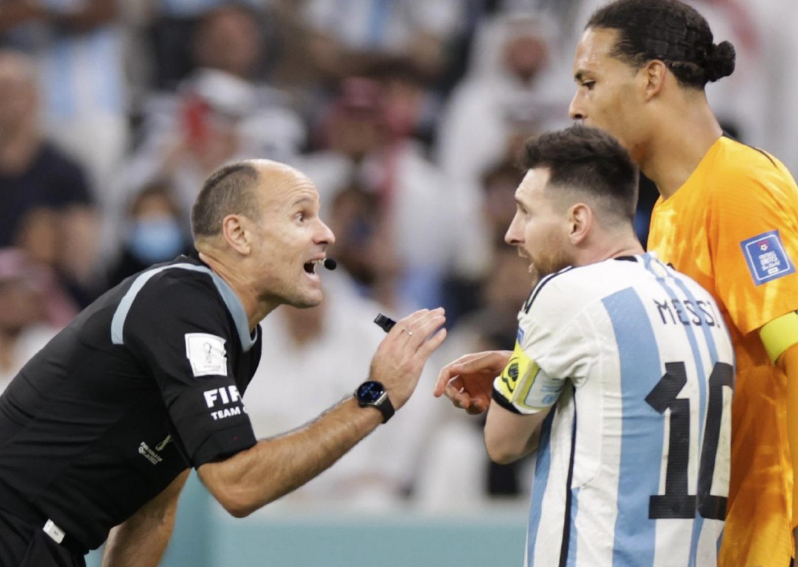 世界杯裁判吹终场哨,2022年世界杯裁判评价梅西