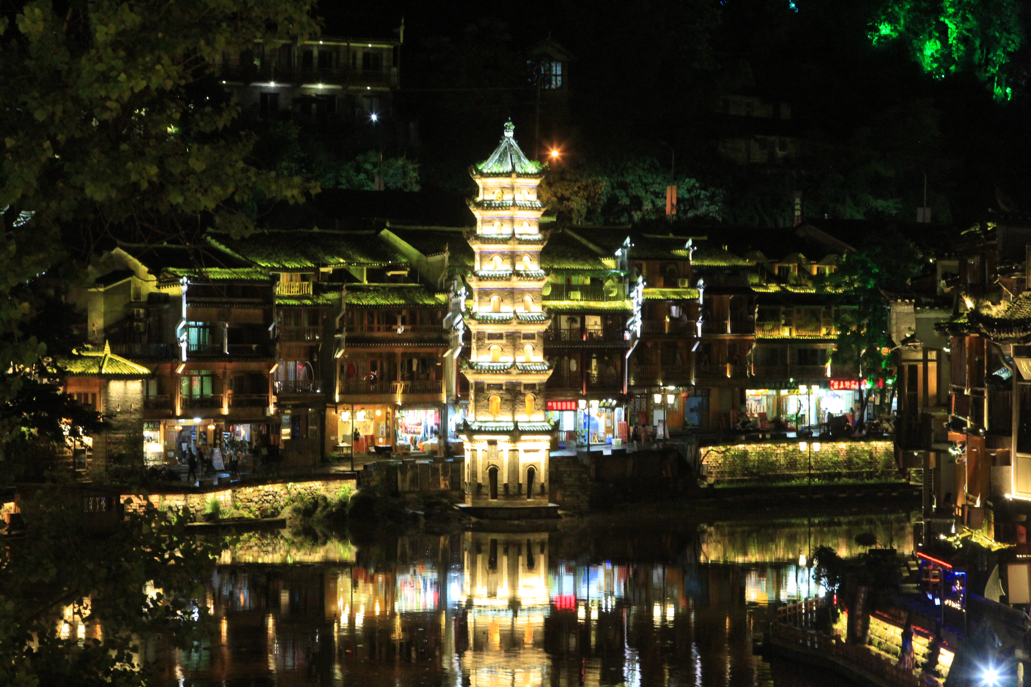 边城和凤凰古城哪个好玩,中国最美古城凤凰古城视频