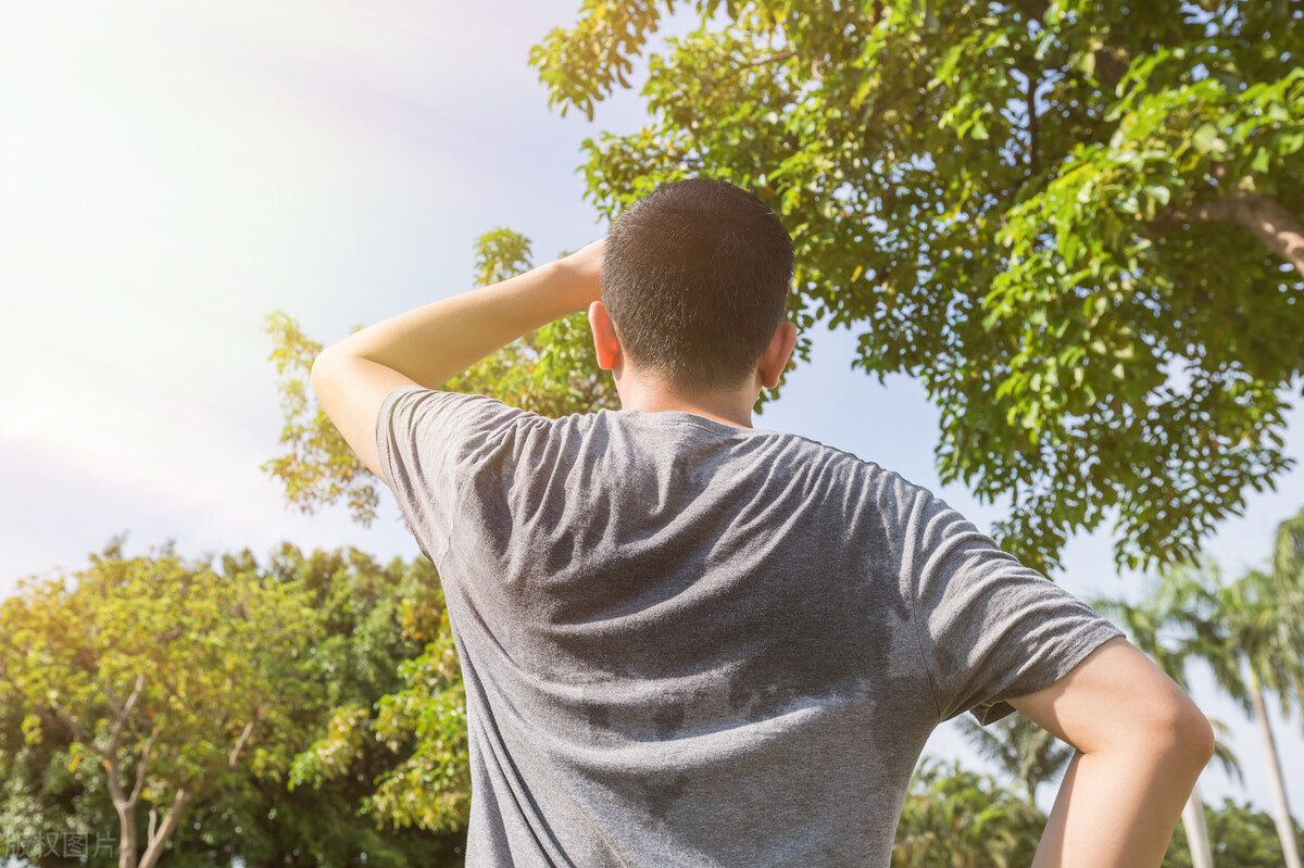 肺癌晚期全身出汗又冷怎么回事,肺癌患者老是出汗是怎么回事