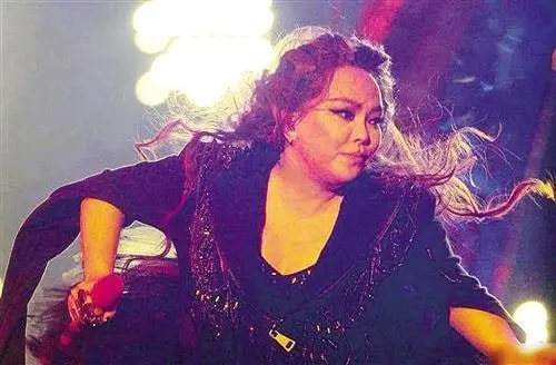 她曾比Lisa还火爆，却因服用“禁药”被*制抵**，如今宛如“充气人”