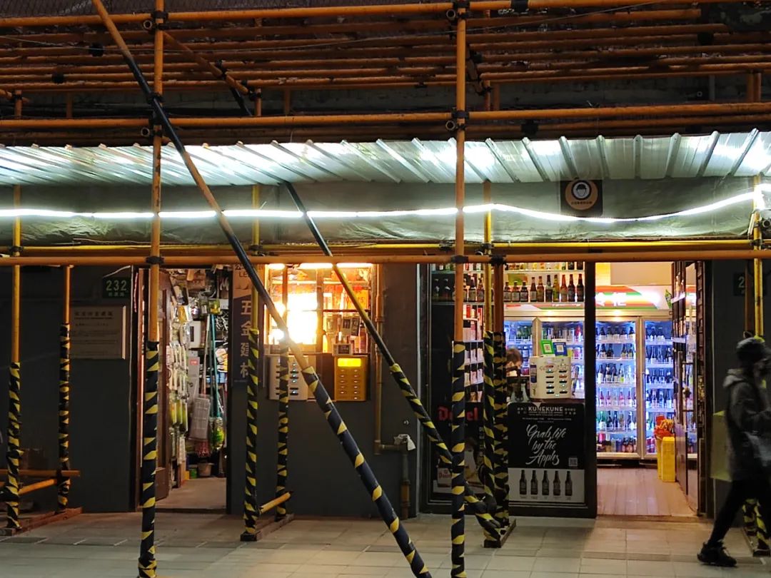 梧桐区的五金店，都是长久又顽强的存在