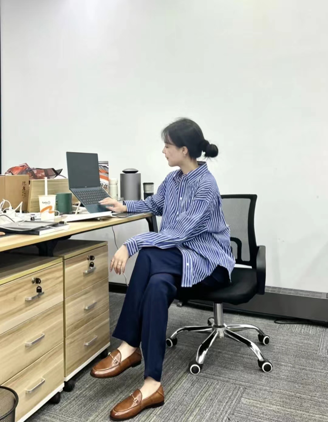 红色条纹衬衫配什么裤子,燕麦裤子搭配蓝白条纹衬衫好看吗