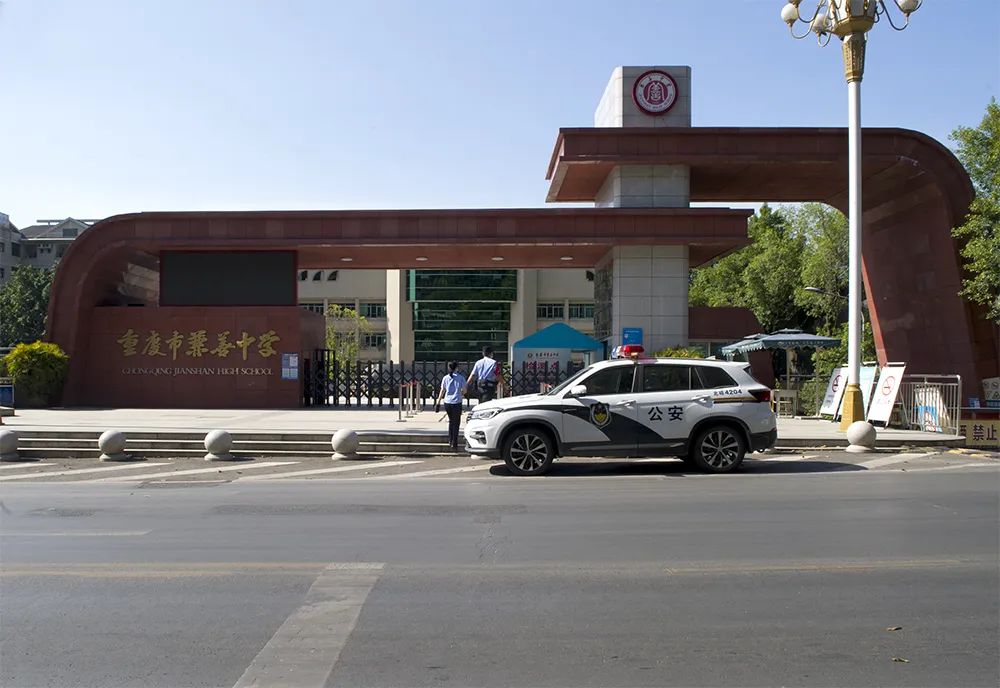 致敬重庆高温下的坚守者,致敬交警烈日下的坚守