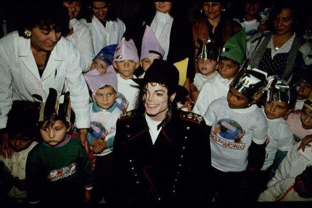 娈童？种族背叛？“流行天王”迈克尔·杰克逊毁誉参半的一生