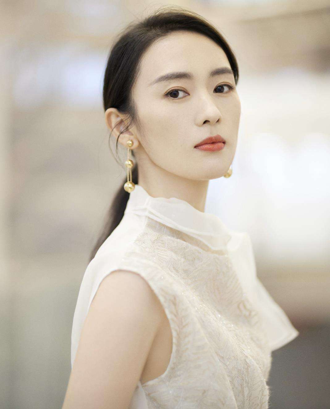 嫁人即翻身？从丑闻女主到逆袭视后，童谣身后的故事从没那么简单