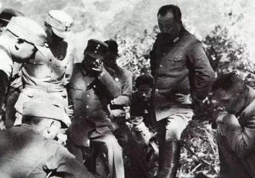 毛主席：驴先迈左脚还是右脚？卫立煌不解，听完主席解释恍然大悟