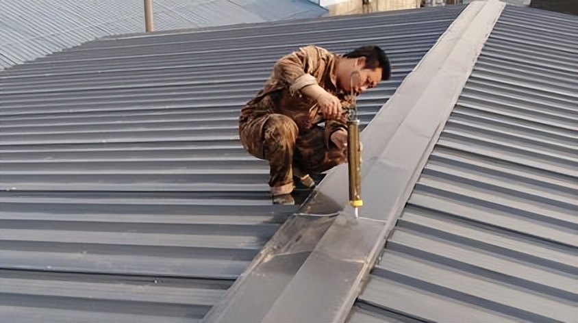 如何处理老小区楼顶漏水问题？掌握这些方法，省心省力又省钱！