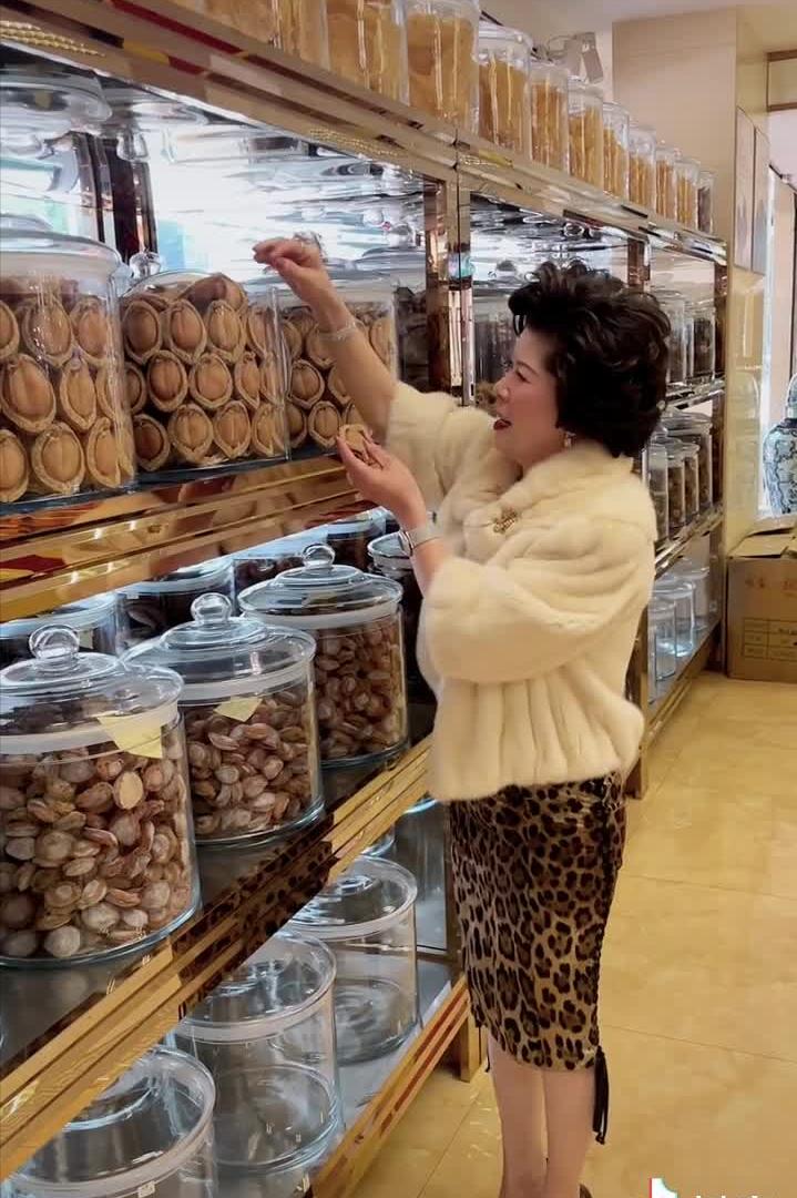 鲍鱼家姐豪宅面积,鲍鱼家姐身价上亿