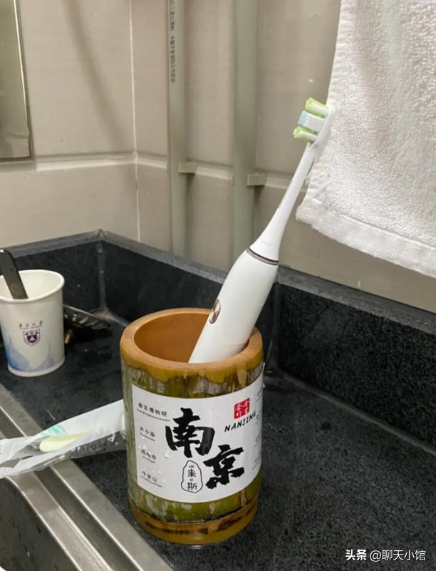 记者暗访奶茶里的真相,曝光竹筒奶茶反复使用