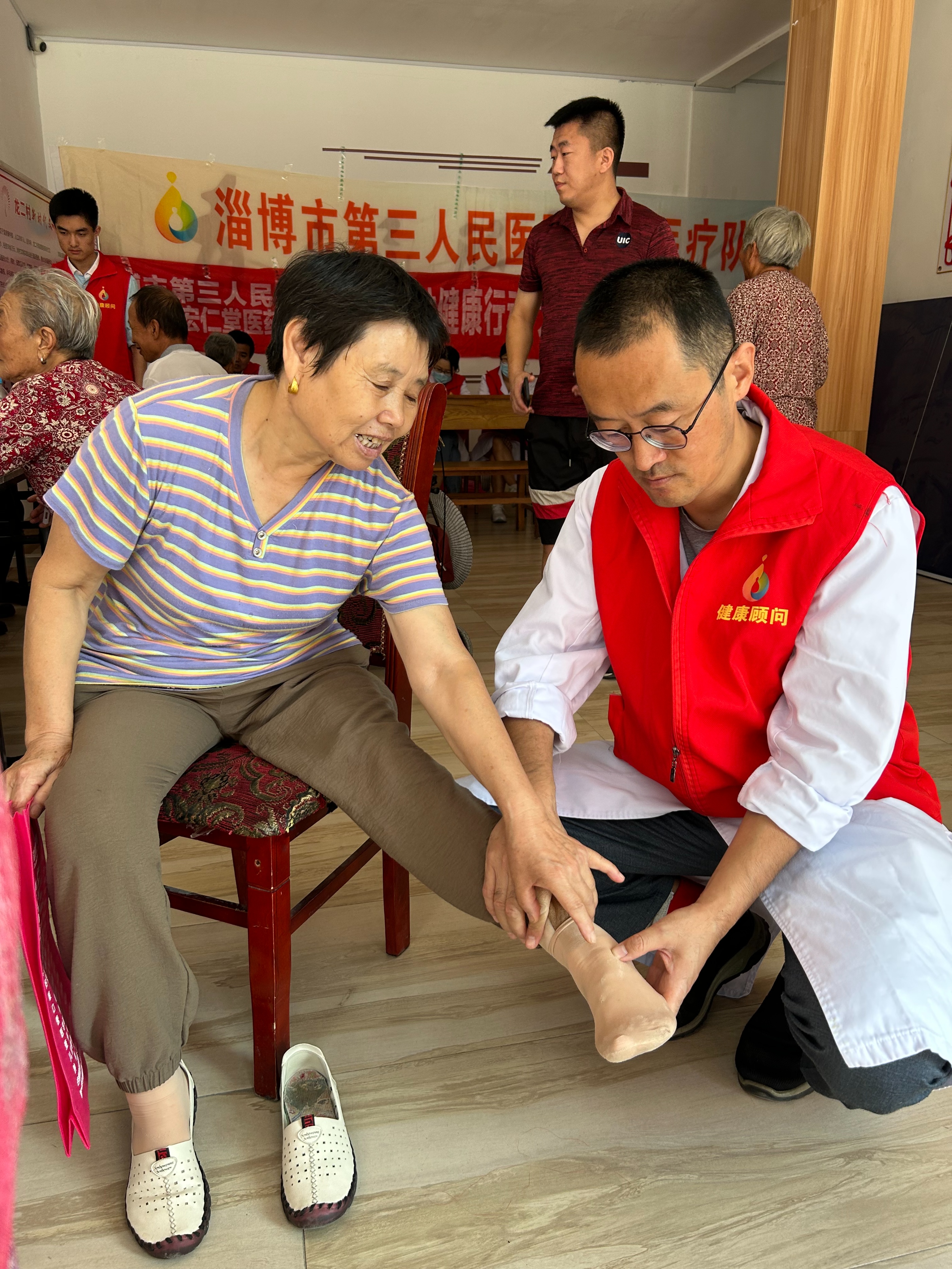 市三院联合宏仁堂“服务百姓健康行动”走进淄川龙泉镇龙二村义诊