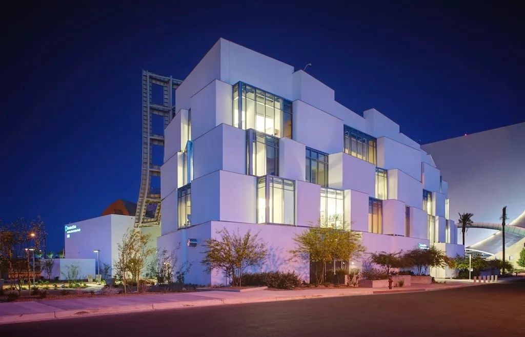 解构主义弗兰克盖里,美国建筑师弗兰克盖里的建筑风格