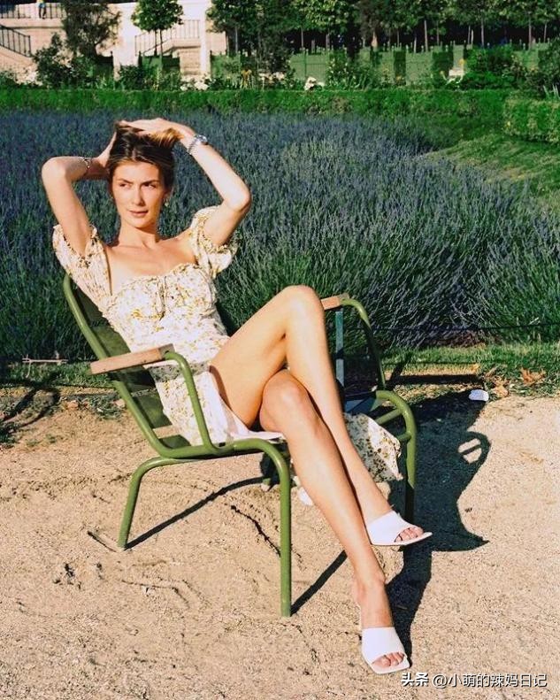 显脚白要什么颜色鞋子,脚黑适合什么颜色鞋子