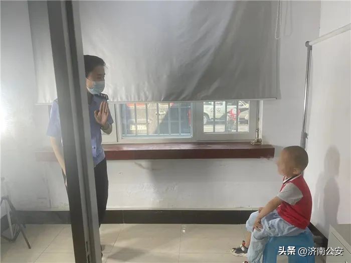 查询民警警号可以打110查询吗,报警人有权利拍出警民警警号吗