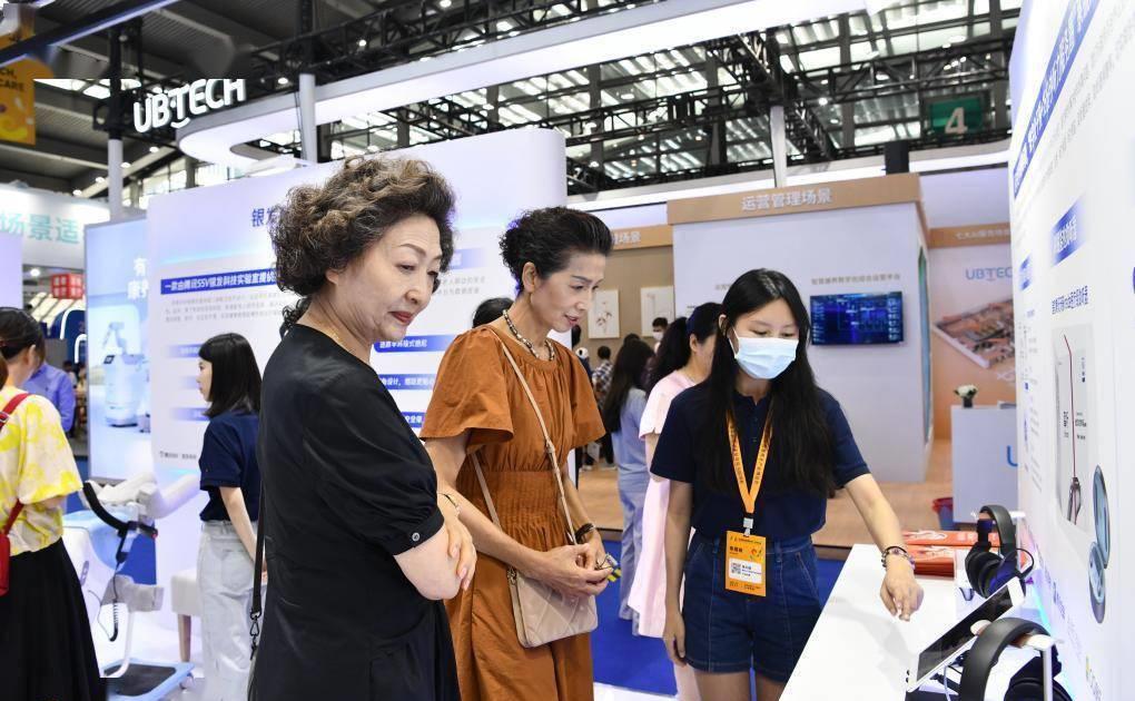 金秋时节黄叶,秋天落叶老人