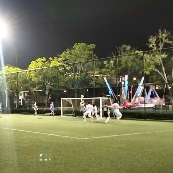 不怕中锋有身体就怕中锋有脚步,足球不怕后卫的前锋