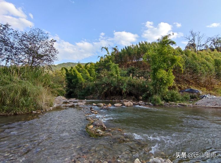 溪流潺潺、白茅飘飘，鲟鱼肥硕、菜蔬新鲜，景谷铁厂河畔的慢时光