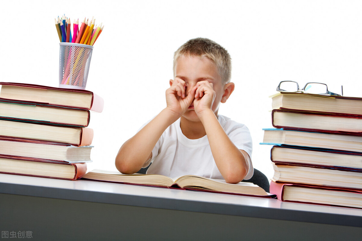 眼睑肿不消退怎么办,眼睑上长痘红肿