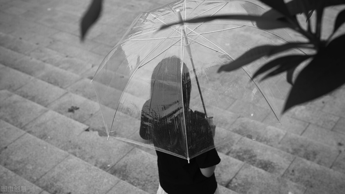 雨伞别乱撑，有人撑伞一眼万年惊艳时光