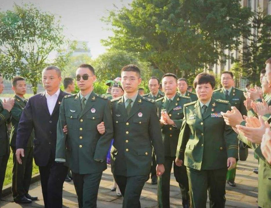 排雷战士杜富国荣获几等功,排雷英雄杜富国授勋荣誉称号仪式