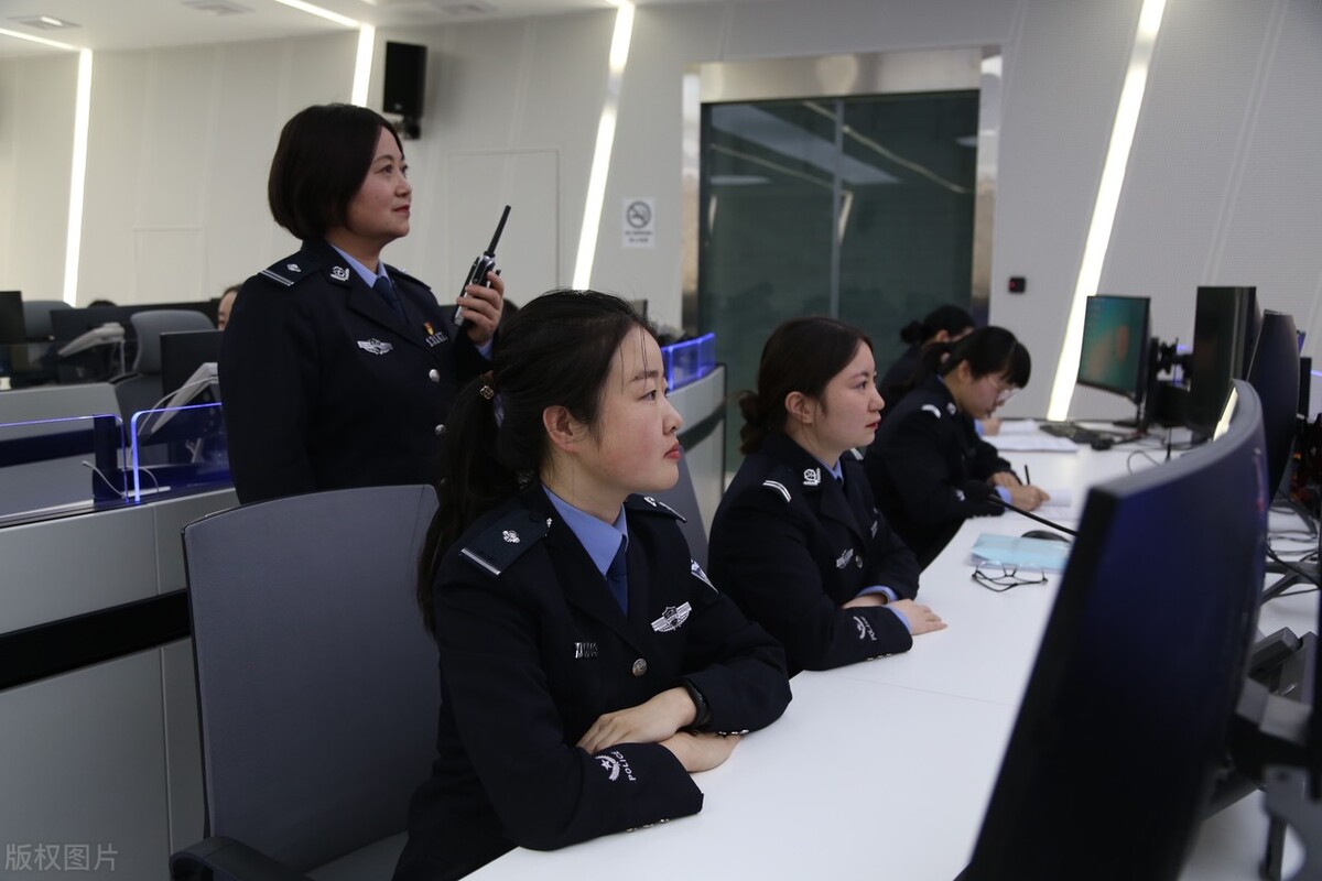 公务员制服搭配什么鞋子最好看,最好看的公务员制服