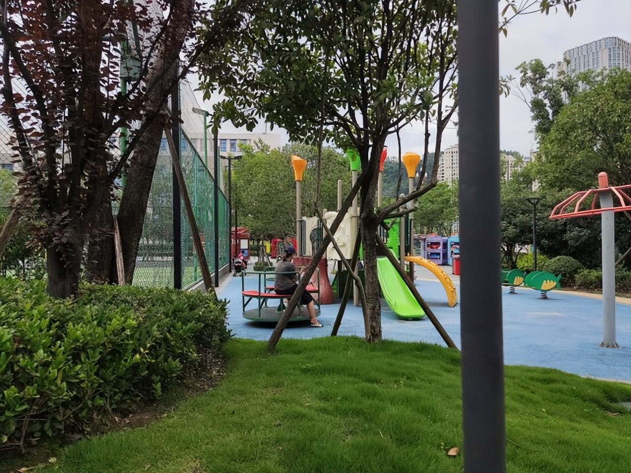 渝北区社区体育公园,麻雀虽小五脏俱全,最精彩的却是老年表演