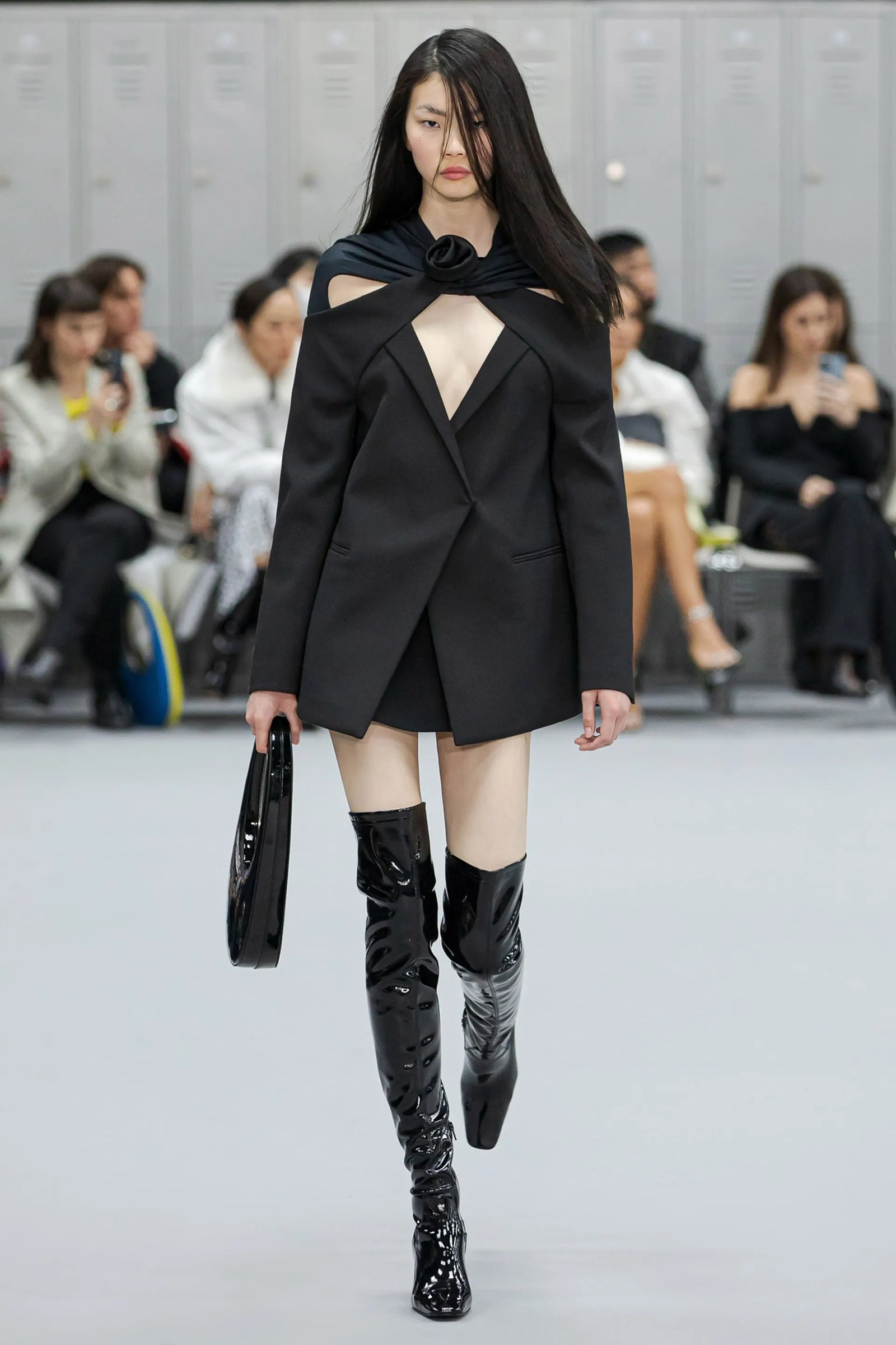 黑红漆皮穿久了的效果,黑色漆皮会不会老气