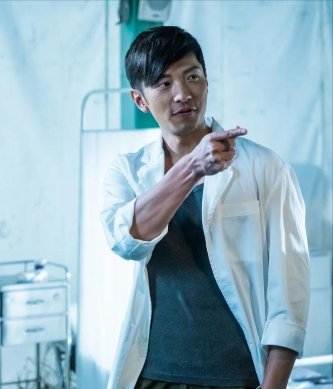 认不出？首届港男冠军回巢无线演技*跃进大**，被封新一代冻龄男神