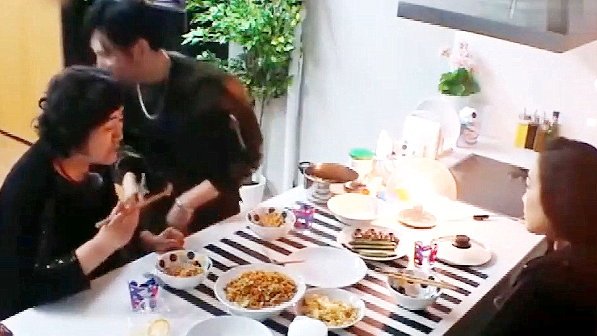 张伦硕谈钟丽缇给自己买衣服,钟丽缇张伦硕买50万裙子的视频