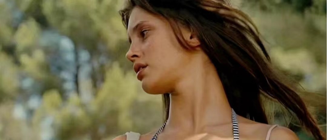 法国影片《花容月貌》以超现实的手法表达了什么？