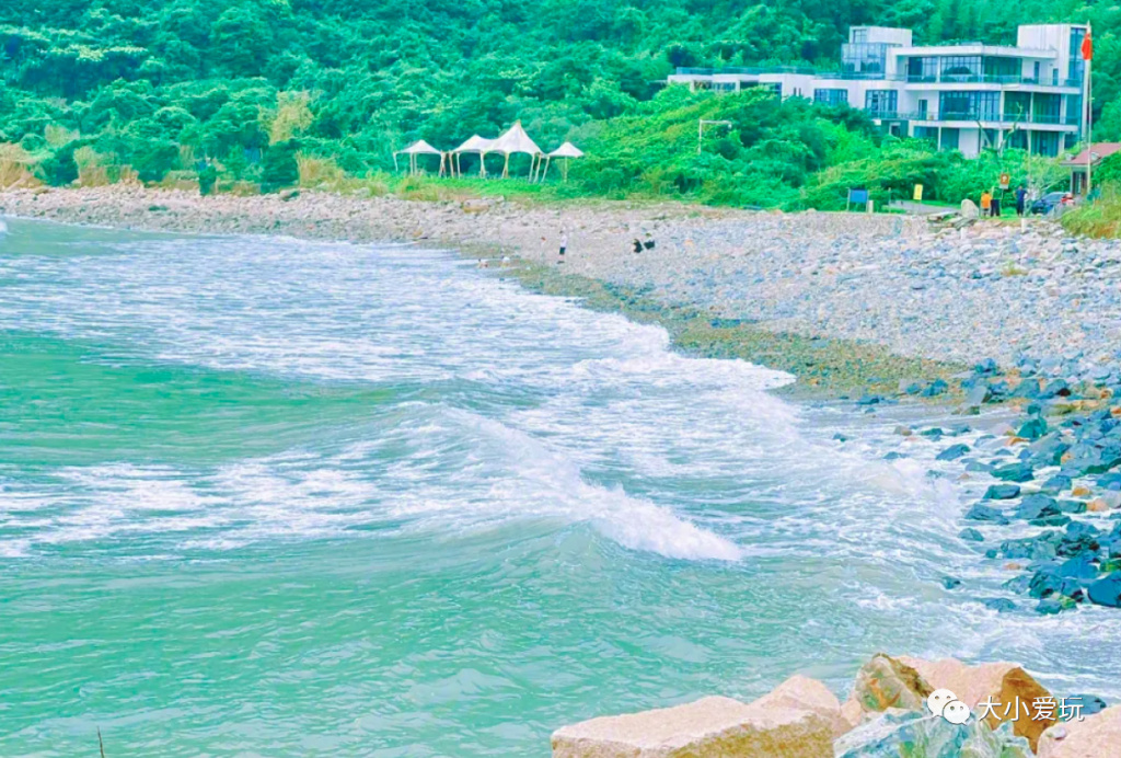 这座颜值逆天的“千岛之城”坐拥金沙白浪，还有机会偶遇荧光海哦