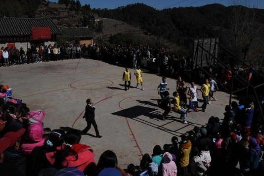中国知名专家问诊把脉,一位老师为学生把脉