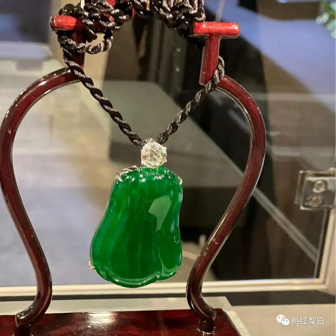 都炫耀起鸽子蛋了，她还是嫁了个假豪门？