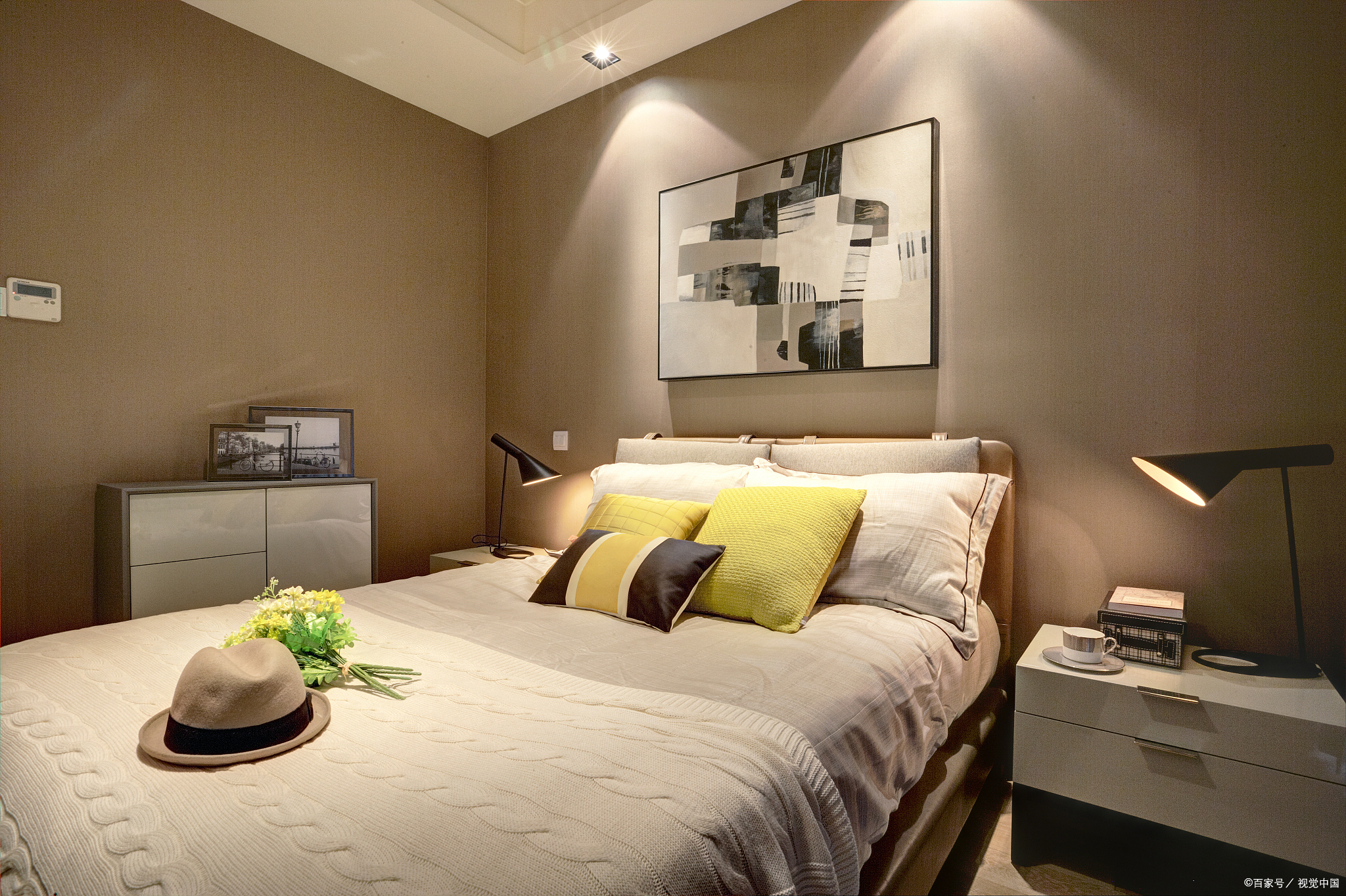 女子耳朵疼,女子耳朵痛痒难耐拆开枕头全是虫