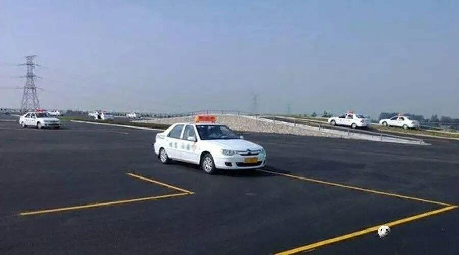 女司机拿到驾证第一次上路开车,女司机拿驾照三年第一次上路