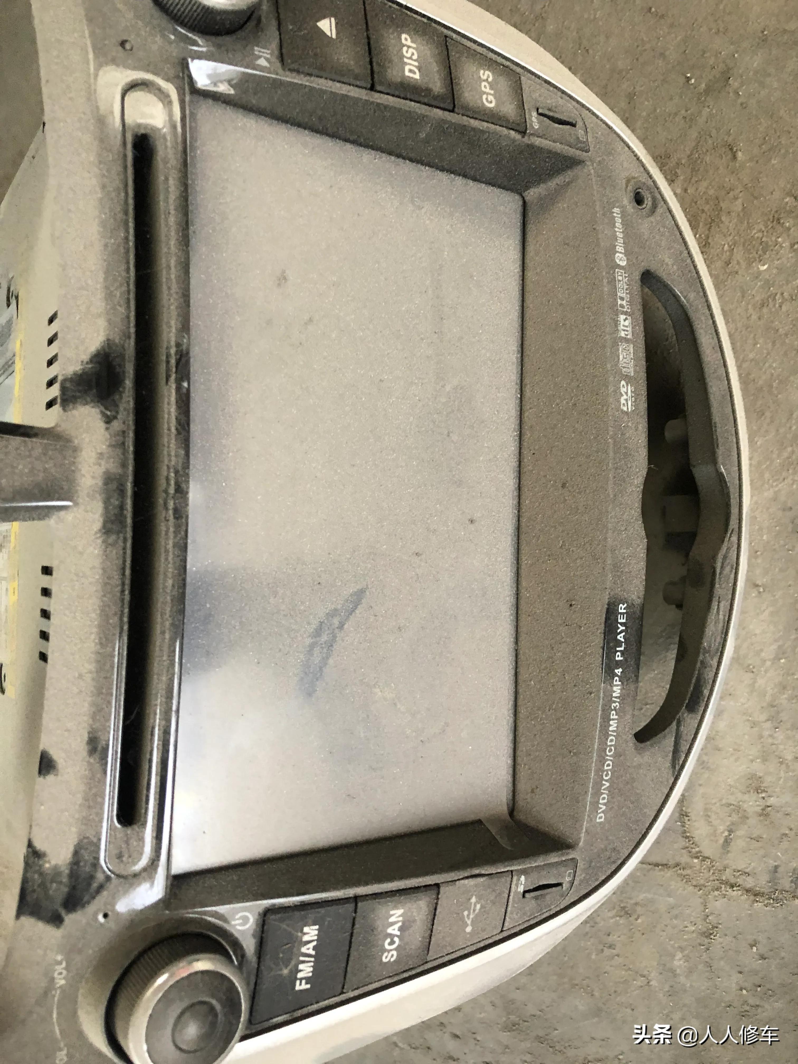 汽车新换的电瓶最近经常打不着火,新车五个月三次没电