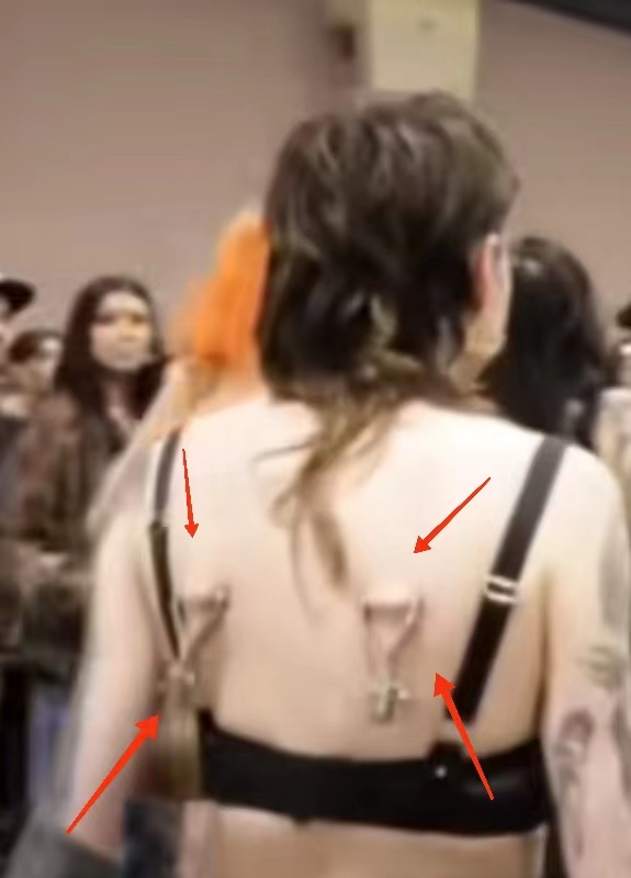 外国女子在皮肉上打孔，然后吊威亚玩，网友：不理解但大为震撼